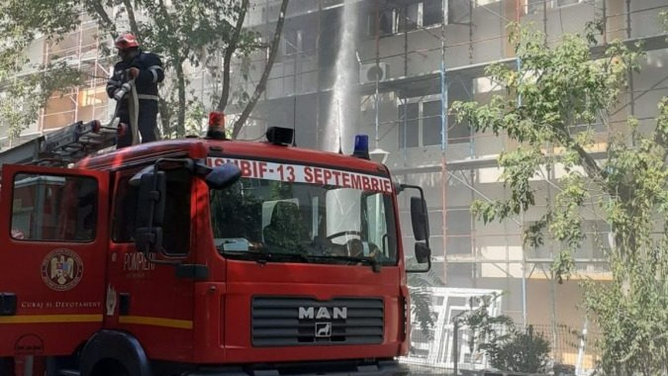 Un bărbat din Botoșani a ajuns la spital intoxicat cu fum după ce garsoniera în care locuia a fost cuprinsă de flăcări