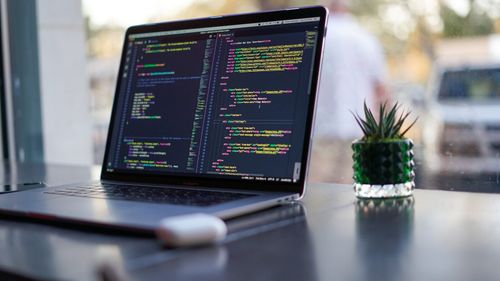 EXCLUSIV Secretul reconversiei în IT. Expert: „Nu este despre a memora limbaje de programare, ci despre a învăța să gândească logic / AI este un accelerator, nu un substitut pentru înțelegere”
