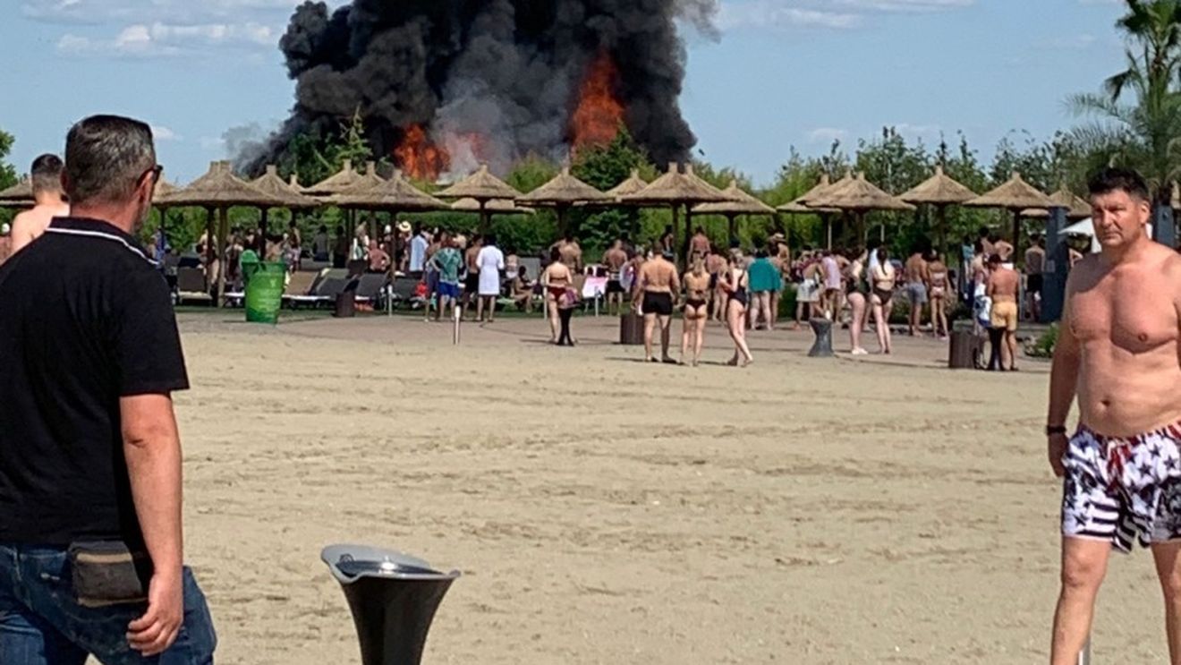 VIDEO Balotești: Incendiu în desfășurare în zona Therme / Există pericol de propagare a încendiului / Pompierii intervin cu 12 autospeciale