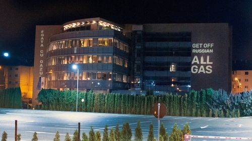 FOTO Protest la sediul Romgaz din Mediaș: ”E gazul să plecați!” / Gastivists și Fridays for Future Romania solicită companiei să oprească proiectele noi de extracție