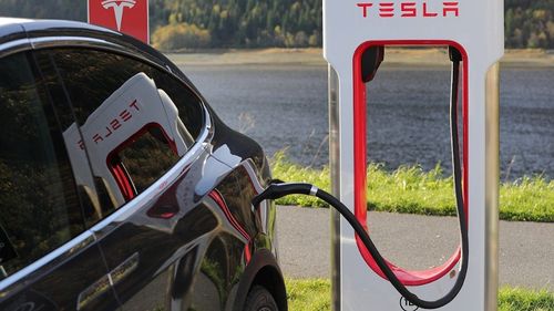 Elon Musk: Tesla vrea să intre pe piaţa maşinilor de serie din Europa cu un automobil compact