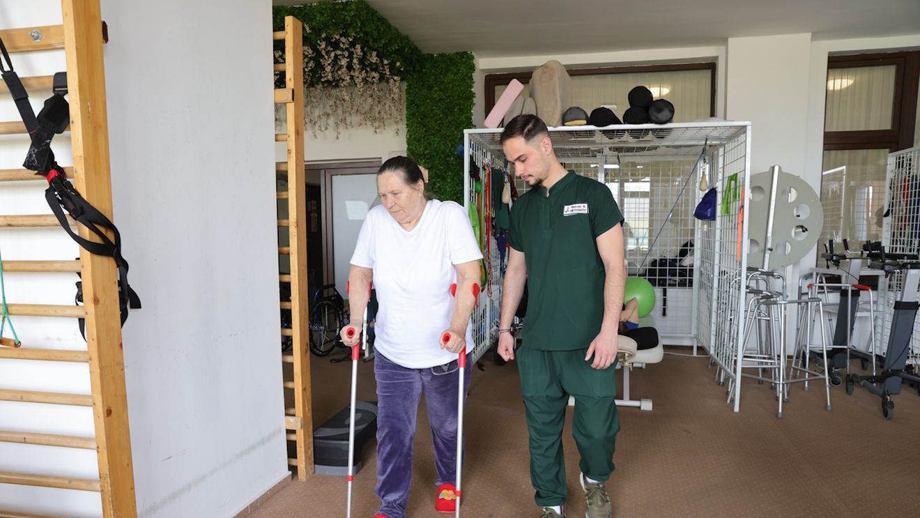 Ce povestește o pacientă despre kinetoterapeuții care au îngrijit-o după operația de gonartroză