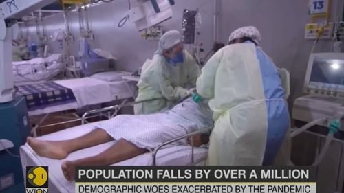 Rusia a raportat pentru prima dată peste 100.000 de cazuri zilnice de coronavirus sâmbătă. Țara se confruntă cu un val de infecții cauzat de varianta Omicron. Populația Rusiei a scăzut cu peste un milion în ultimul an