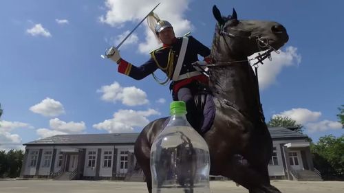 VIDEO #Bottlecapchallenge I Jandarmeria a răspuns în stil medieval provocării de a deschide o sticlă de apă