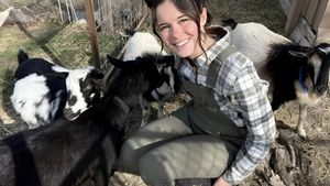 VIDEO I Povestea tinerei de 25 de ani care se pregătește intens pentru sfârșitul lumii. Și-a transformat casa într-un refugiu apocaliptic, are provizii pentru 10 ani, animale și energie solară