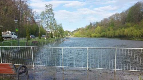 Pompierii din Prahova intervin pentru reducerea nivelului apei din lacul din Câmpina / Se fac eforturi pentru prevenirea inundării unor locuinţe