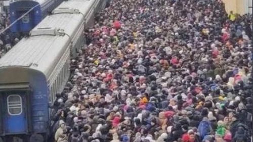 FOTO Mii de ucraineni așteaptă să plece din gara Harkov