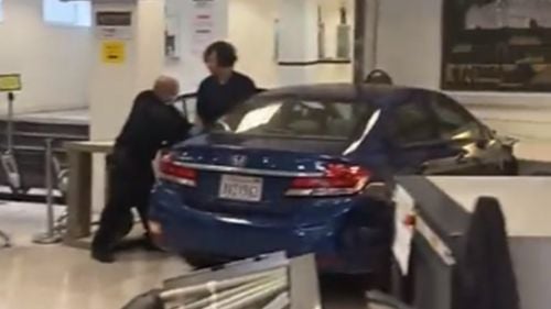 O mașină a pătruns în consulatul chinez din San Francisco, șoferul a fost ucis