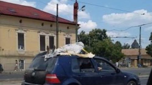 Manechin confundat cu un cadavru, transportat pe o mașină prin Timișoara / Poliția l-a amendat pe șofer