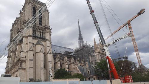 Un bărbat a reuşit să escaladeze catedrala Notre-Dame, înainte de a zbura cu parapanta de pe schelă