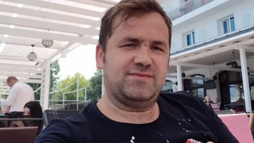 Un individ care se dădea drept Mihai Bendeac a fost reținut de DIICOT pentru pornografie infantilă și șantaj / I-a solicitat mamei unui bebeluș de trei luni să întrețină relații sexuale orale cu fiul său și să filmeze întreaga scenă