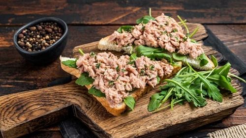 Toamna în stil mediteraneean. De ce este tonul „vedeta” sezonului / Bogat în vitaminele D și B12 și seleniu, tonul sprijină sistemul imunitar