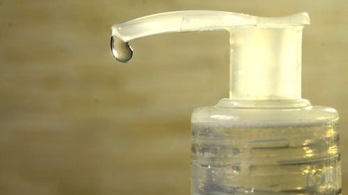 Produse biocide cu etichete false privind concentrațiile, distribuite în 46 de spitale / Firma a fost trimisă în judecată / Paguba se ridică la peste un milion de lei