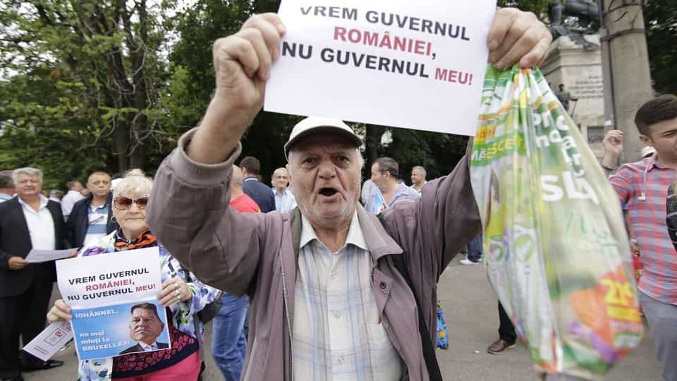 Câteva sute de persoane au protestat în faţa Palatului Cotroceni: "Iohănnel, ai face bine să faci ce spune Constituţia”