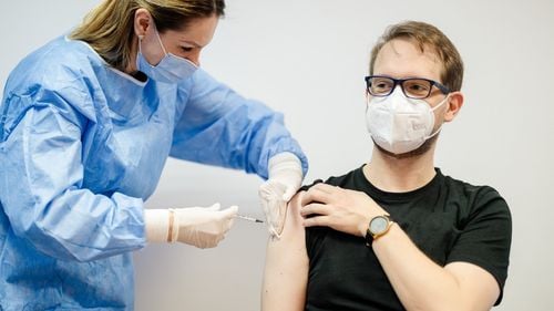 Dominic Fritz s-a vaccinat cu AstraZeneca: Este eficient și sigur/ Primarul, autoironii despre brațul său: Pare netonifiat, dar mușchii mei sunt pe dinăuntru