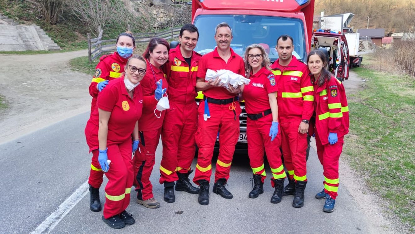 Cluj: O femeie a născut în ambulanța SMURD, înainte de a ajunge la spital / Ea a fost ajutată să nască de paramedicii de pe ambulanță