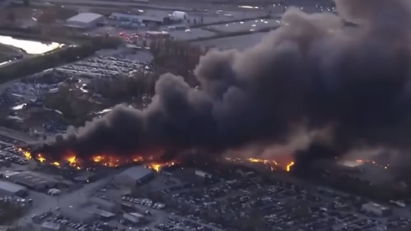 VIDEO Un avion cargo s-a prăbuşit pe aeroportul din Kentucky / Cel puţin şapte morţi și 11 răniți / Incendii majore la faţa locului şi în apropiere
