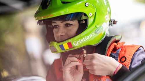 Povestea Cristianei Oprea, prima femeie pilot din România în WRC: „Femeile pot concura de la egal la egal cu bărbații în raliuri”
