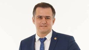 Lucian Viziteu anunţă că rămâne primarul Bacăului, deşi a susţinut examenul de titularizare: Iar s-a făcut furtună într-un pahar cu apă / Informatica e un domeniu în care, dacă iei o pauză prea lungă, rişti să te deprofesionalizezi / Nu mai sunt ”de 10” la teorie