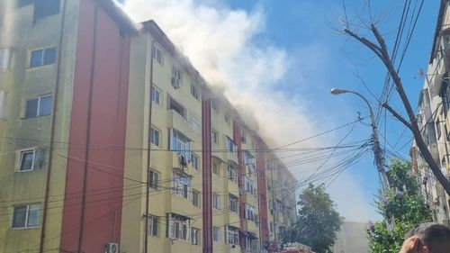 UPDATE 32 de apartamente au fost afectate de incendiul de la mansarda unui bloc din Năvodari/ Pompierii au avut nevoie de șase ore ca să stingă flăcările