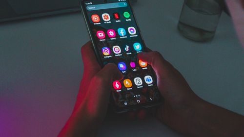 Jumătate dintre elevii din România sunt în risc de dependență digitală: fetele de social media, băieții de gaming. Opt din zece adolescenți consumă alcool – raport european