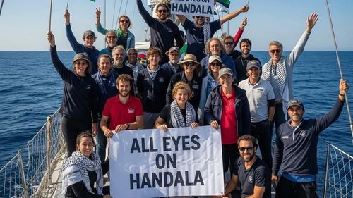 Nava Handala a Flotilei Libertăţii către Fâşia Gaza, interceptată de militari israelieni. Activiştii de la bord cântă cântecul antifascist italian ”Bella Ciao” în timp ce militarii preiau controlul