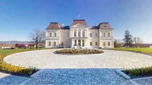 Castelul Bánffy din Răscruci (Cluj), vandalizat de vizitatori: „Scrijelesc pereții, își scriu numele” / Grupurile mai mari de vizitatori vor fi lăsate să intre, din această cauză, doar cu o cerere prealabilă