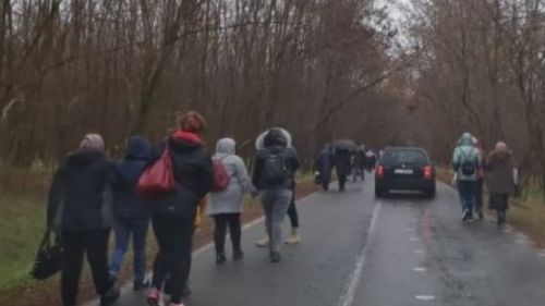 VIDEO Cozi de kilometri la Peștera Sfântului Andrei. Pelerinii au coborât din mașini și merg pe jos din cauza blocajului, în ploaie și cod portocaliu de vânt