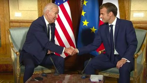 Reconciliere între Joe Biden și Emmanuel Macron, afișată la Roma