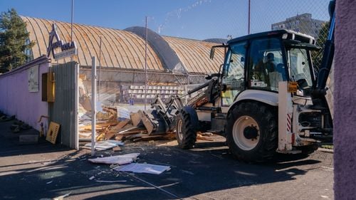FOTO Buldozerele Primăriei Timișoara au intrat în baza sportivă Arena Viola, deținută de fostul fotbalist și antrenor Valentin Velcea. Intervenția s-a făcut la cererea Inspectoratului Școlar Timiș. Velcea a construit fără autorizație
