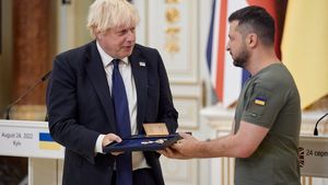 Președintele Zelenski i-a acordat Ordinul Libertății lui Boris Johnson / Downing Street anunță un nou pachet militar / Marea Britanie va trimite Ucrainei circa 200 de drone în valoare de 54 de milioane de lire sterline