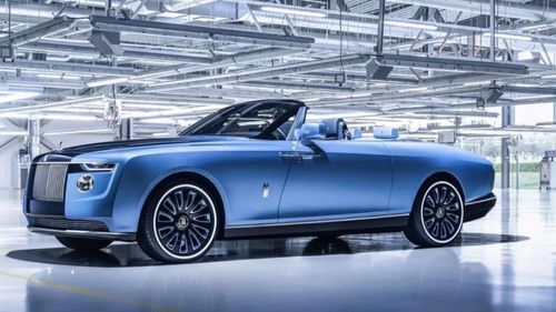 Rolls-Royce de 26 milioane euro comandat de un jucător de la Galatasaray: tapiţerie roz cu fire de aur, inserţii de lemn negru regal, o grilă din aur roz / Producerea unui astfel de exemplar necesită patru ani pentru a fi asamblat în totalitate manual