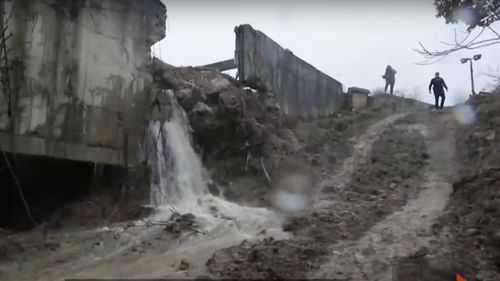 Kosovo a arestat opt persoane în legătură cu explozia de la canalul de răcire a două centrale electrice, în timp ce tensiunile cu Serbia cresc