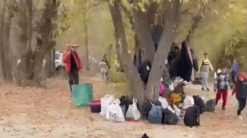 Publicație locală: Copiii ucraineni refugiaţi au adunat zeci de saci de gunoi de pe malul Dunării la Brăila, dar firma de salubrizare a refuzat să se deplaseze pentru a-i prelua și ar fi cerut să fie aduși de copii