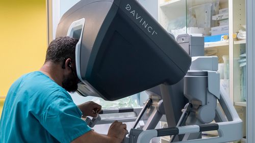 Premieră națională: MedLife Polisano Sibiu, singurul spital privat din România care a realizat o tiroidectomie cu robotul da Vinci prin tehnica BABA