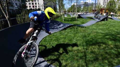 Parc nou deschis în București, în Sectorul 6. Parcul Liniei 2 a fost amenajat între Gara Cotroceni și Bd. Doina Cornea și e dotat cu foișoare cu wifi și prize de laptop