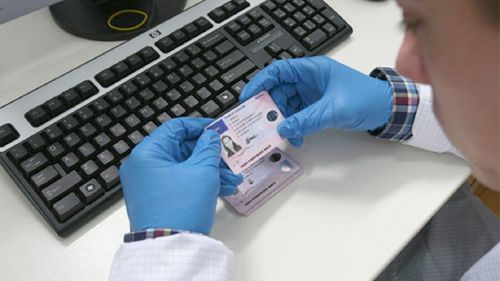 Un ieșean s-a dus la poliție să-și schimbe permisul fals, primit prin curier din Polonia / A primit un an de închisoare cu suspendare după ce și-a recunoscut fapta