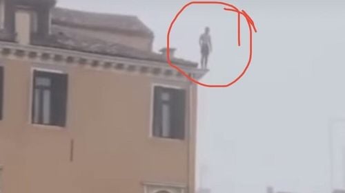 VIDEO Primarul din Veneţia îl caută pe „idiotul” care a sărit într-un canal de pe o clădire cu trei etaje