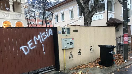 FOTO Inscripții stradale prin care se cere demisia lui Tudorel Toader din funcția de rector au apărut în zona Universităţii din Iaşi și pe poarta locuinţei fostului ministru al Justiţiei