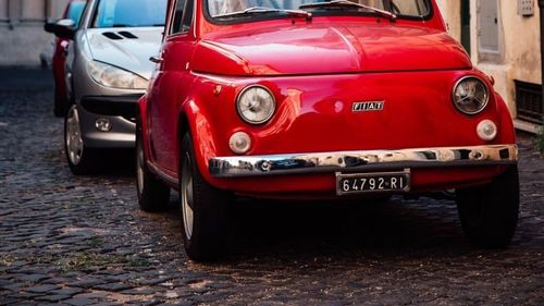 Copilul de 4 ani al unor români a murit în Italia după ce a stat mai multe ore în mașina familiei / Se aflau în vacanță, iar copilul s-ar fi jucat în autoturism în timp ce părinții se odihneau