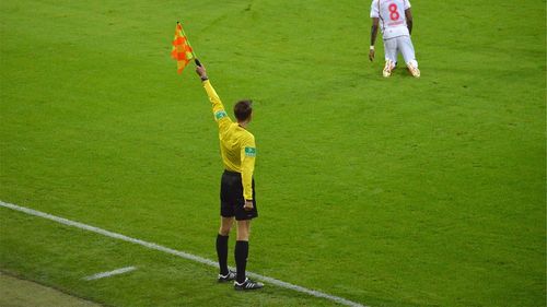 Arbitrii polonezi prinşi beţi înainte de un meci din preliminariile Ligii Campionilor, suspendaţi de UEFA până în 2025