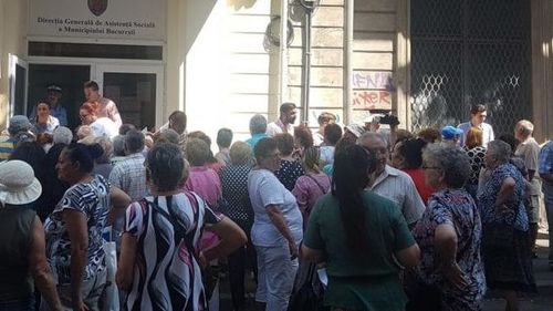 VIDEO Zeci de pensionari s-au îmbulzit pentru a prinde vacanța all-inclusive în Grecia oferită de Firea