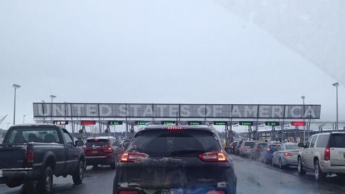 Cozi lungi la frontiera de nord a SUA/ Turiștii americani așteaptă ore în șir pentru a intra în Canada