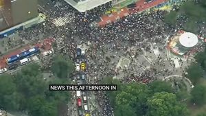 VIDEO Violență extremă în New York: o tombolă organizată de un influencer s-a transformat în revoltă anti-poliție