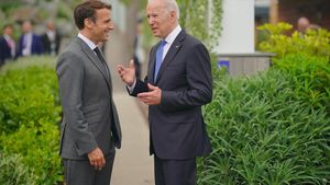 Macron a vorbit la telefon cu Biden despre refugiații din Afganistan: Nu îi putem abandona