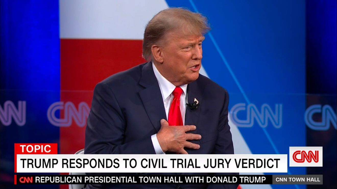 Donald Trump revine la CNN după șapte ani, într-o discuție cu alegătorii, și reia aceeași partitură: Alegeri "trucate", teorii ale conspiraţiei, injurii, provocări