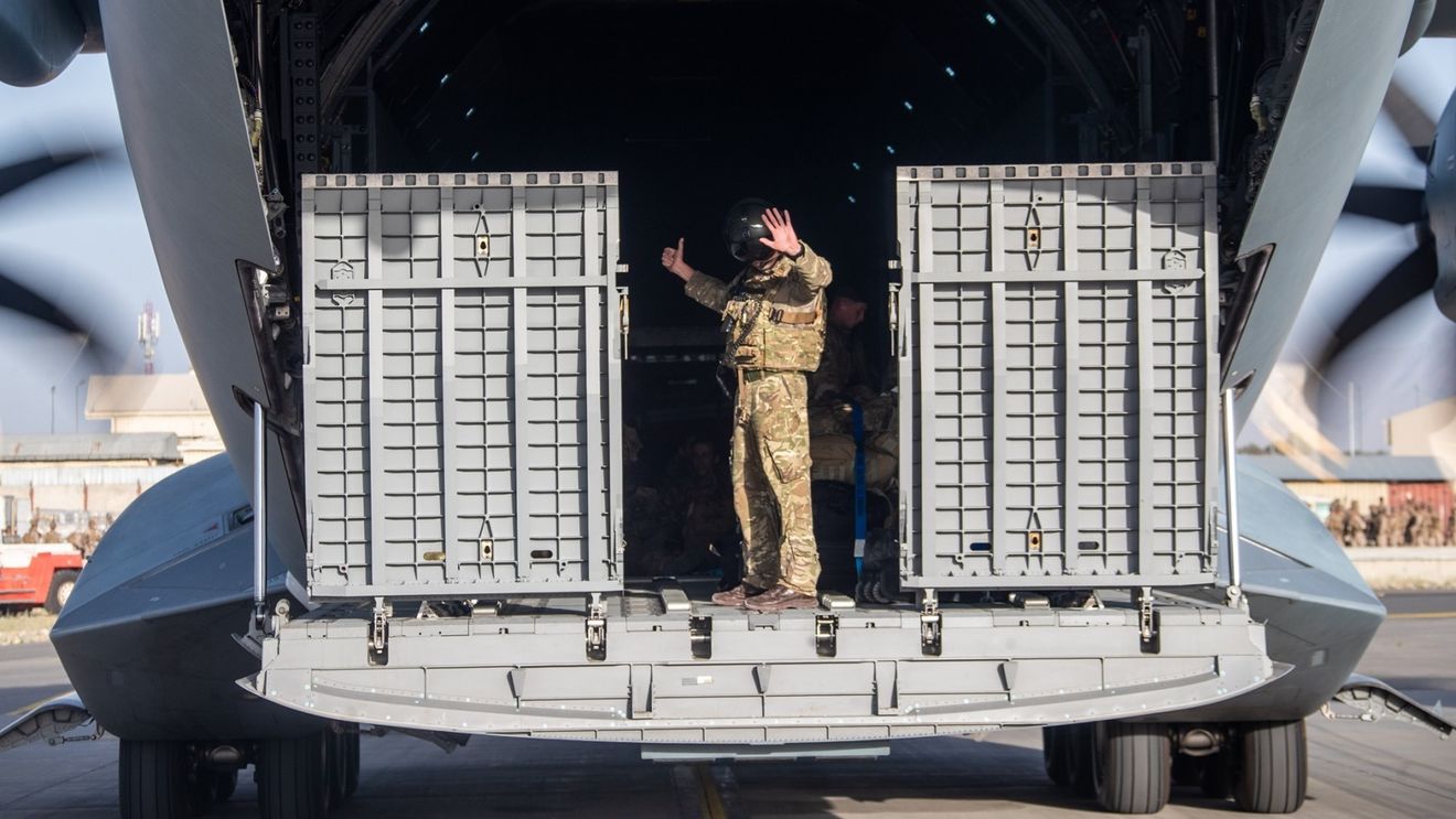 Ultimul zbor militar britanic părăseşte Afganistanul / Londra a evacuat peste 15000 de persoane, însă circa 1000 de afgani eligibili care au lucrat pentru Marea Britanie nu au reușit să plece