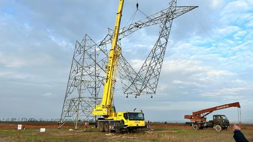 Au fost instalați primii piloni ai liniei electrice Vulcănești – Chișinău, care va permite Republicii Moldova să importe energie din România
