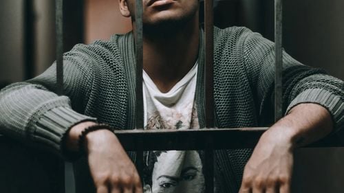 Curtea Europeană pentru Drepturile Omului a stabilit că interdicţia de a fuma în închisoare este incompatibilă cu drepturile omului