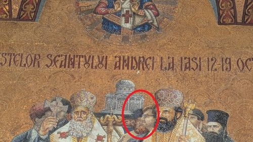 Un cetățean de onoare al Iașului, condamnat în Grecia pentru furtul a milioane de euro de la săraci, apare lângă Patriarhul Daniel pe un mozaic din curtea Mitropoliei / Explicația Arhiepiscopiei Iașilor: ”Reproduce, practic, o fotografie”